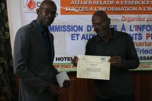 Le seul journaliste Sériba Koné ayant saisi une institution dans le cadre de laccès à linformation dintérêt public recevant son attestation de participation