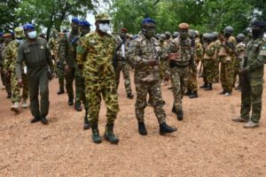 Le général Doumbia Lassana et son homologue burkinabé au front